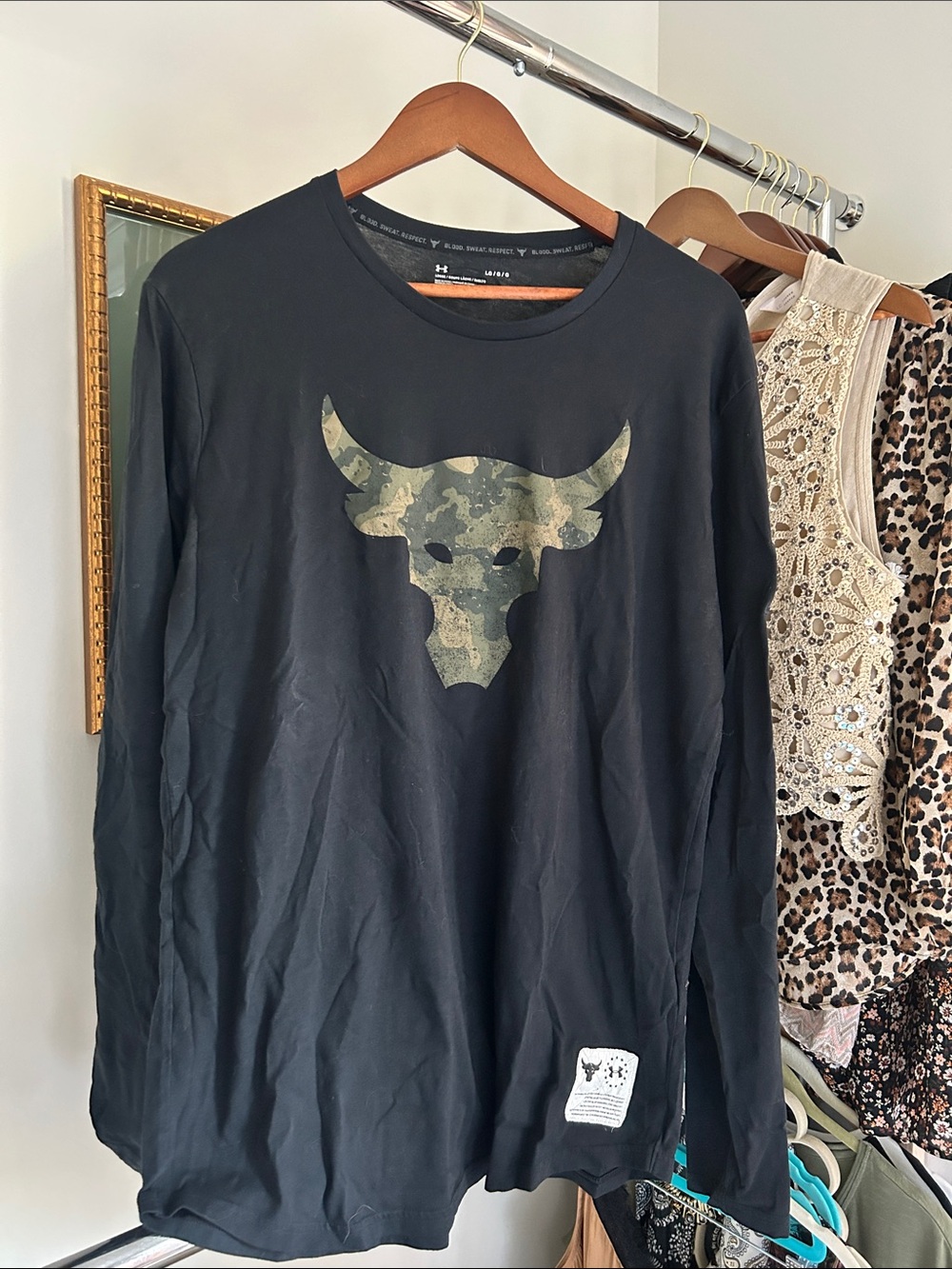 Under Armour L Black loose Long Sleeve with Camouflage Bull Logo